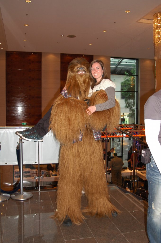 Wookie nimmt Kathi auf den Arm :)