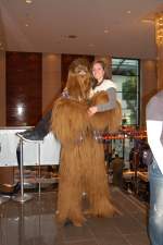 Jedi-Con 2010/64557/wookie-nimmt-kathi-auf-den-arm Wookie nimmt Kathi auf den Arm :)